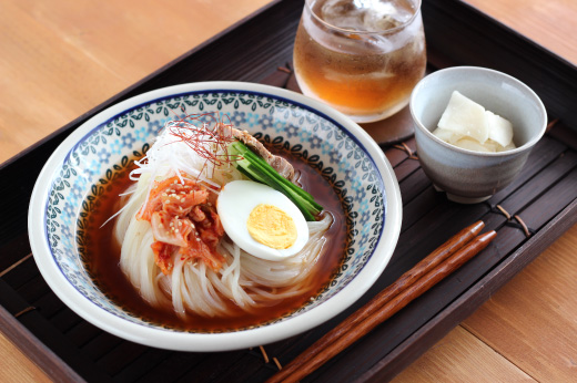 和食にも合う器　スーププレートは夏には冷麺の器としても使えます。